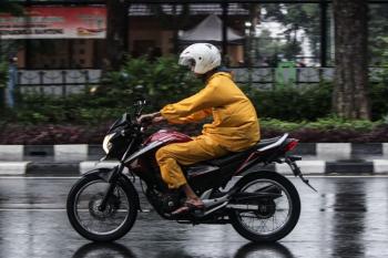 Akibat Jas Hujan yang Basah di Simpan Bawah Jok Motor